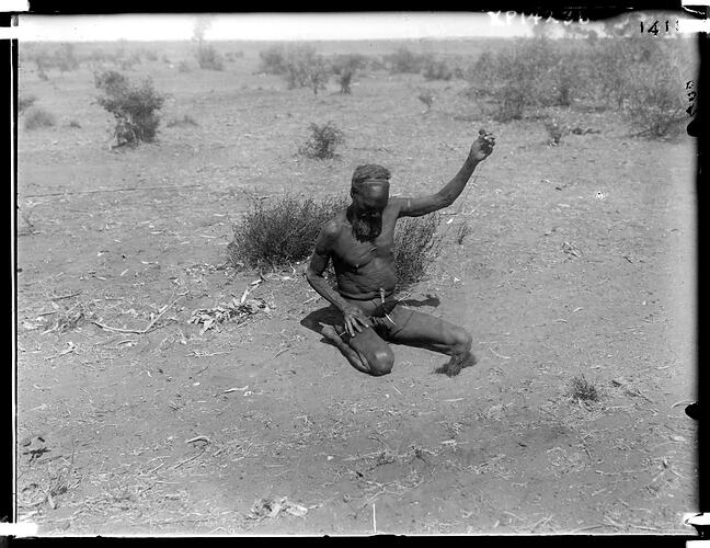 A Warumungu man making hair string with a spindle, Tennant Creek, 22 August 1901.