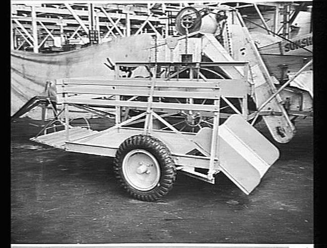 BAGGING PLATFORM ON NO. 2 H.S.T. HEADER: 1939