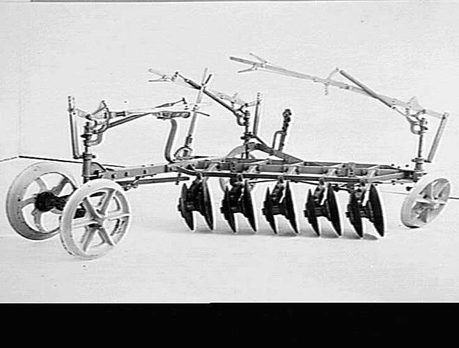 `SUNDERCLEAVE' CULTIVATOR: DEC 1938