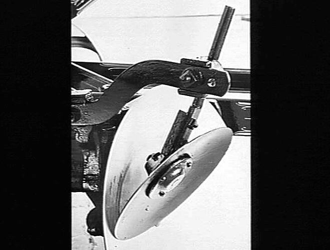 ROTARY SCRAPER FOR DISC PLOWS. OCT 1930