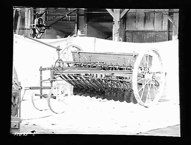 "INTERNATIONAL HARVESTER"