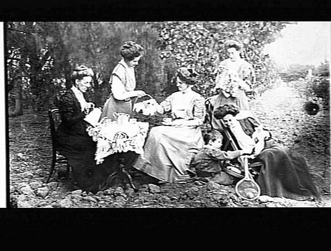 MERRIGUM - AS 535 - WOMEN POSED AT TAKING AFTERNOON TEA