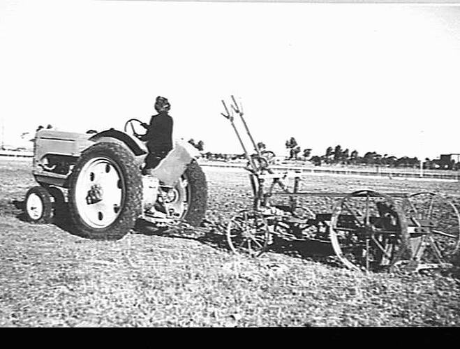 101 `JUNIOR' & 3-FUR `SUNRISE' M/B PLOUGH WORKING NEAR ALBION (DRIVEN BY MEMBER OF L.A.T.L.): JULY 1940