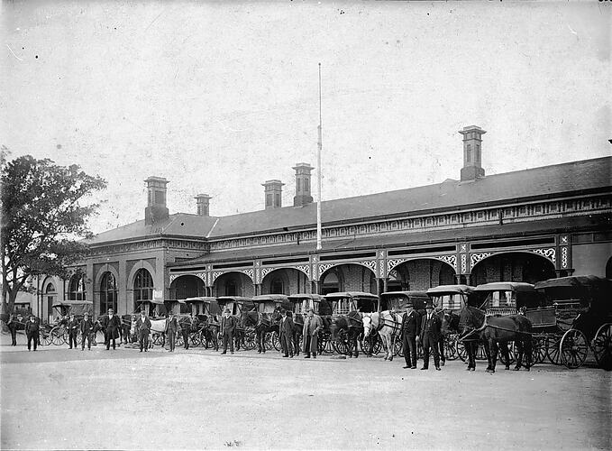 Horse drawn cabs wait outside Bendigo Station, 1925