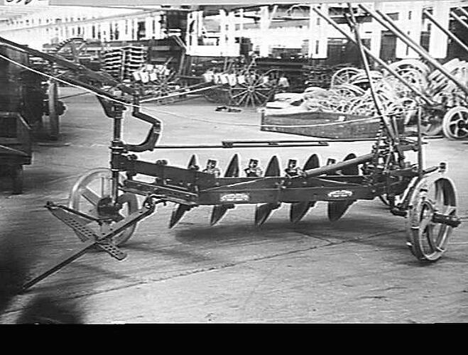 5-FURROW `SUNRAY' [DISC PLOUGH] WITH AUTO LIFT. STH AFRICAN TYPE: DEC 1938