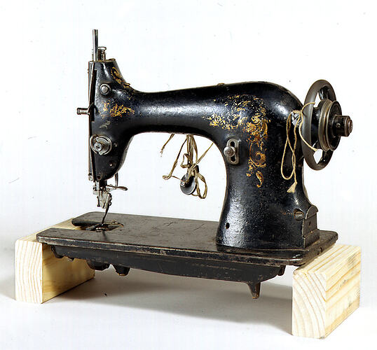Sewing Machine - Singer Trimming