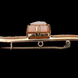 Profile of double gold bar with central rectangular reddish-brown cameo. Horizontal pin.