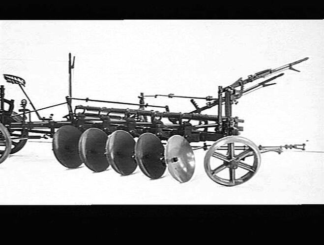 SUNBOW W/- TRACTOR LEVERS & PULL. JUNE 1930