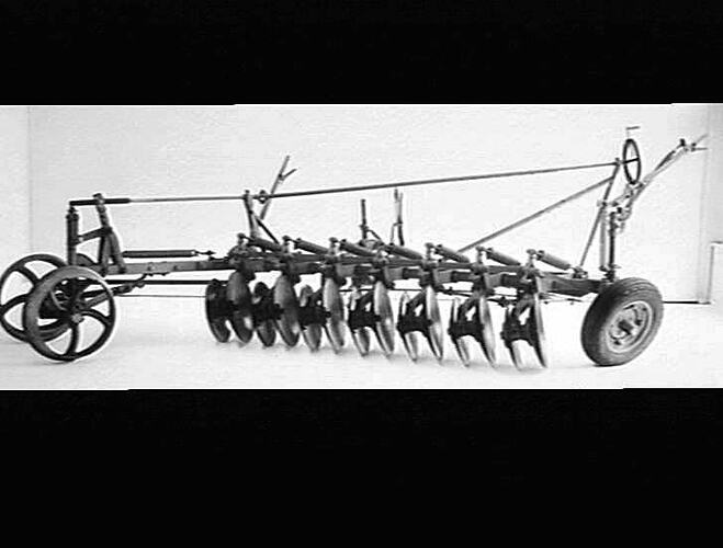 14 DISC SUNDERCUT SCREW LIFT & RUBBER TYRE. AUG 1940