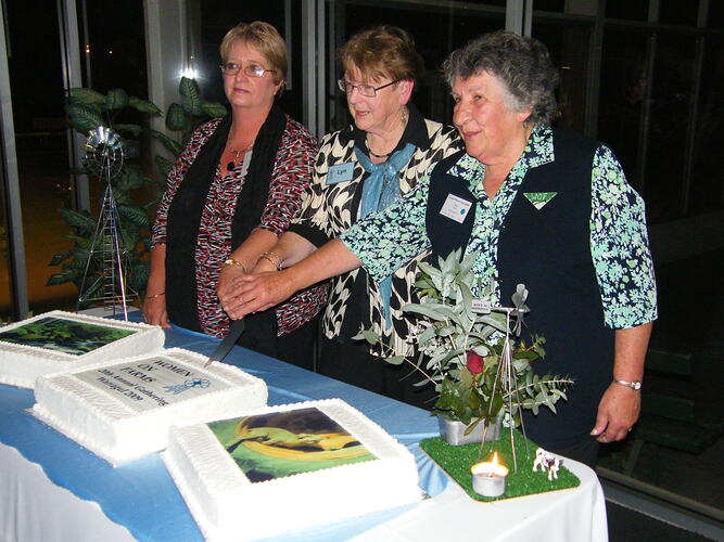 Cutting the 20th Annivesary Cake, Warragul Gathering, 2009.