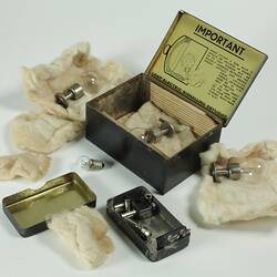 Morse signalling lamp and its parts