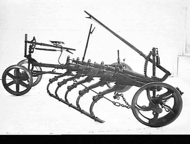 `SUNDERCUT' FITTED WITH LEVELLING BLADE: AUG 1936