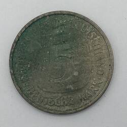 Round silver coin featuring a 5 in the centre. Text around.