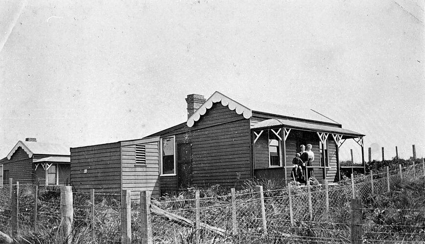 [A workers' house built on a closer settlement farm near Melbourne, about 1910.]