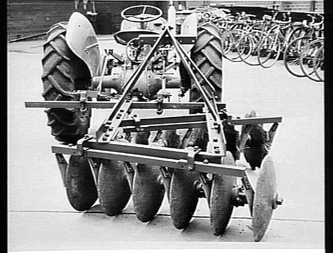 OFFSET DISC HARROW 3 POINT LINKAGE TO FERGUSON TRACTOR: DEC 1953