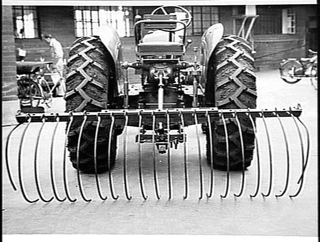 3 POINT LINKAGE DUMP RAKE FITTED TO 44K SPECIAL. AUG 1956