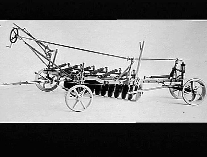 12 DISC `SUNDERCUT' WITH SCREW LIFT: OCT 1945