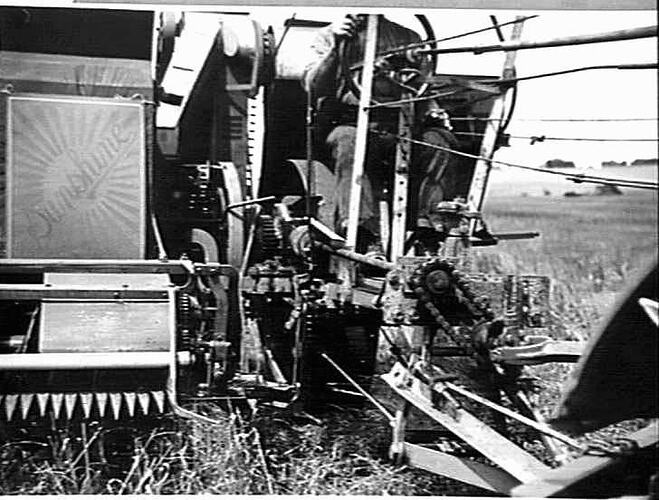 HEADER FITTED WITH TRACTOR HITCH AND FORTESCUE POWER TAKE OFF, ALSO WITH ONE MAN CONTROL ON MR J.KOSCH'S FARM BIADUE