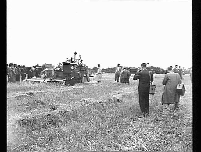 UNDER THE KIND AUSPICES OF THE MINISTRY OF AGRICULTURE & FISHERIES. `SUNSHINE' AUTO-HEADER, 12FT. CUT DEMONSTRATED ON THE FARM OF MR. W.H. WROTH, STOCKBRIDGE, HANTS., ENGLAND, ON THE 10TH SEPTEMBER, 1941