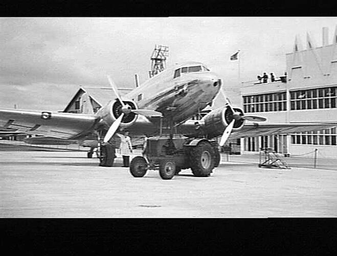 `PACEMAKER' TRACTOR SUPPLIED TO CIVIL AVIATION DEPT., ESSENDON: AUG 1939
