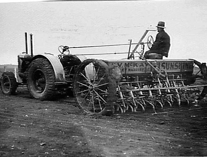 16 ROW `SUNTYNE' & 26/41 TRACTOR (90 ACRES PER 24 HOURS WORKING THE CLOCK AROUND) SOWED 526 ACRES: O & G GERLACH, HORSHAM: JUNE 1938