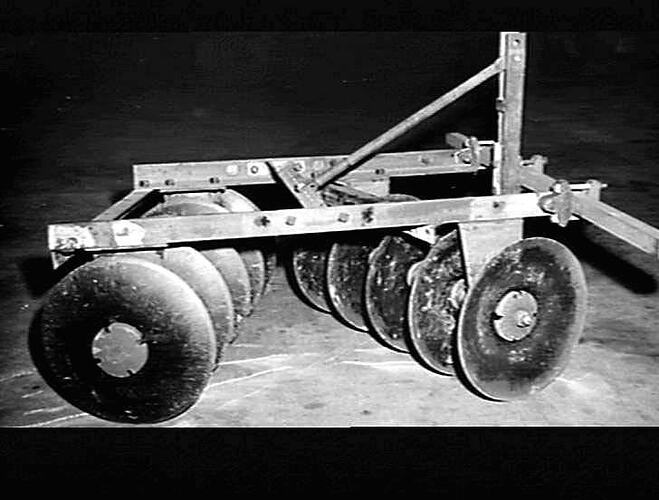 OFFSET DISC HARROW ATTACHED TO TOOL-BAR FOR 3-POINT LINKAGE