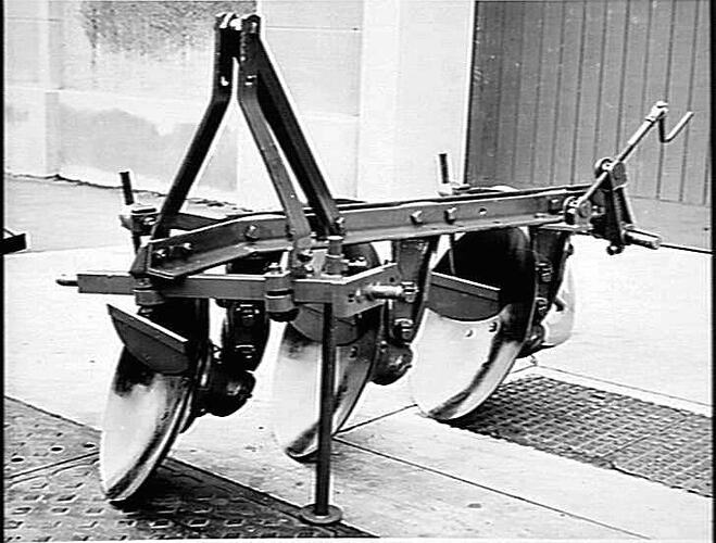 `SUNBEAM' 3-POINT LINKAGE 3-FURROW DISC PLOUGH (CAT. 2): APR 1955