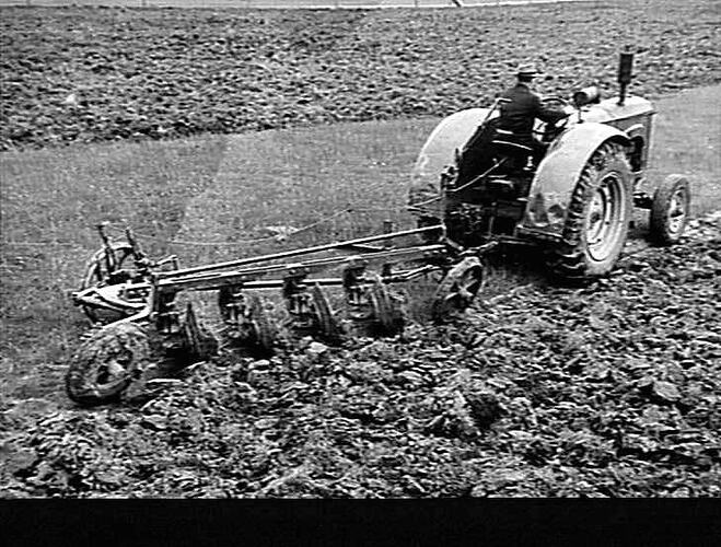 4 FURROW OVERBEAM PLOUGH AT ALBION. OCT 1950 (SEE NEXT PAGE).