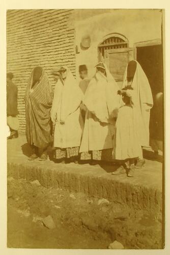 Four Iraqi Jewish women wearing Abaya's and a young girl.