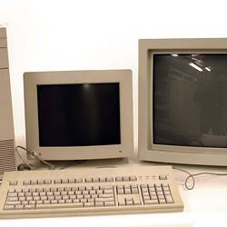 Apple Macintosh Quadra 900 computer 2x monitor