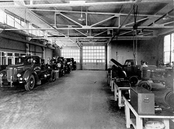 USA Garage Scene, 1946
