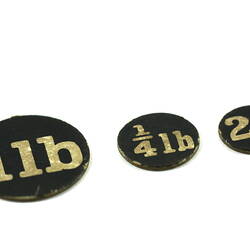 Paper circles, descending size, printed with weight measurements.