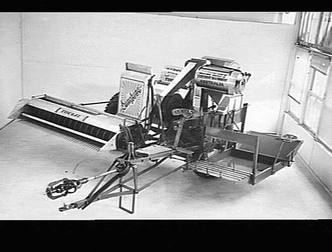 10 FT. H.S.T. P.T.O. HEADER WITH TIPPING TRAY AND FITTED WITH RUBBER TYRES: MAY 1941