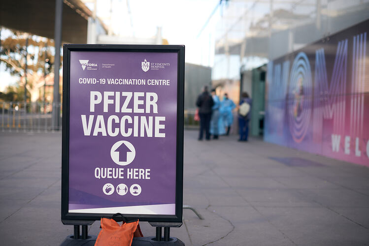 Sign Pfizer Vaccine Queue, St Vincent's Vaccination Hub, Melbourne Museum, 23 Sep 2021
