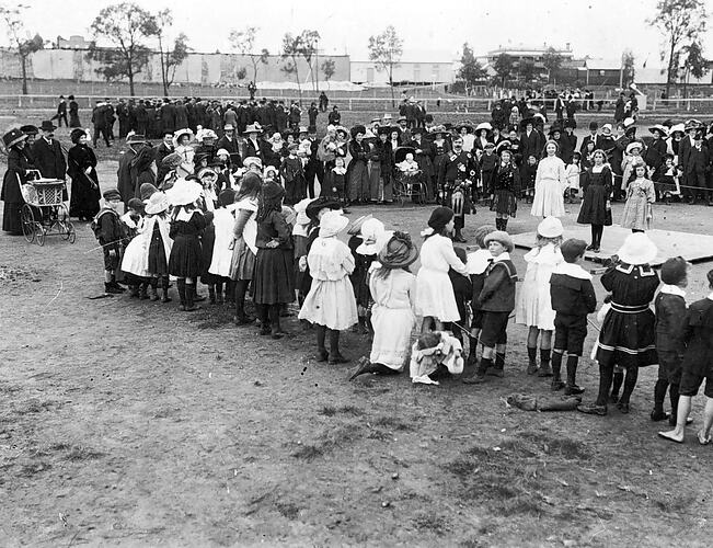 [Presentations at the Rainbow sports day, 1910s.]