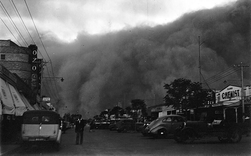 [A dust storm rolling along Langtree Avenue, Mildura, 1930s.]