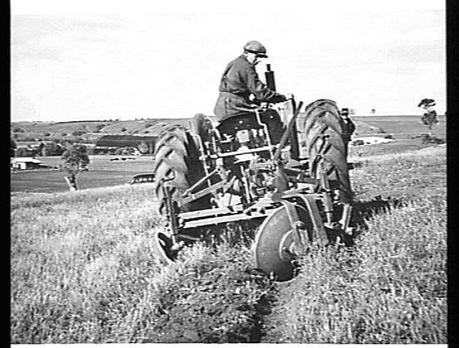 2 FUR REVERSIBLE DISC PLOUGH, POWER LIFT. ATTACHED TO TOOL-BAR ON 102 TRACTOR. ON MR. SOL GREEN'S PROPERTY, BACCHUS MARSH. AUG 1946. SEE PAGE 53, ALSO PAGES 54 TO 56.