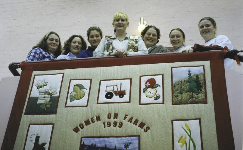 The Warragul 10th Anniversary Women on Farms Gathering quilt and members of the organising committee in Warragul, 1999.