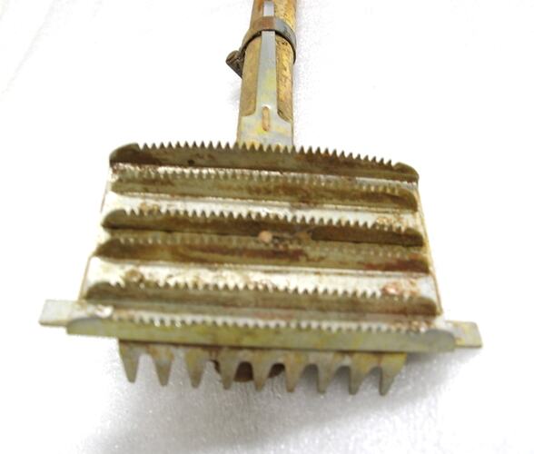 Metal toothed curry comb head.