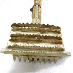 Metal toothed curry comb head.