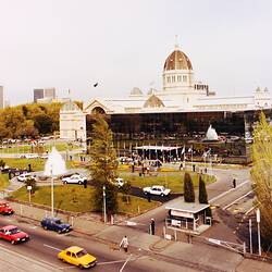 Photograph - Commonwealth Heads of Government Meeting, Delegates' Cars, Centennial Hall, Royal Exhibition Building, Melbourne, 30 Sep-7 Oct 1981