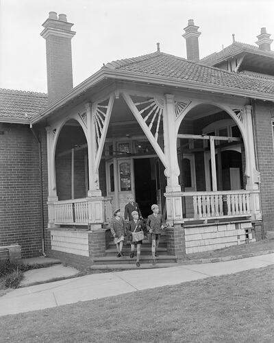 Australian Jewish Welfare Society, Group Outside Children's Home, Balwyn, Victoria, 02 Oct 1959