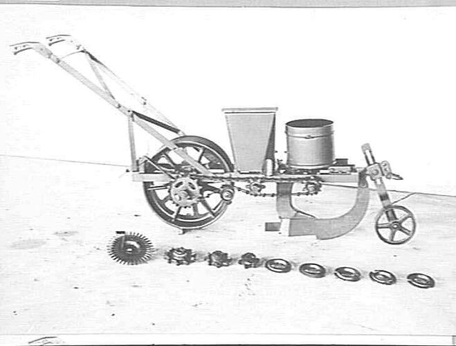 "`SUNSHOE' COTTON & MAIZE PLANTER: AUG 1924"