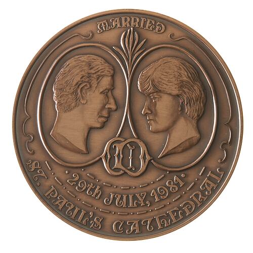 Round medal, two ovals heads of Charles and Diana facing vis-a-vis. Text above and below.