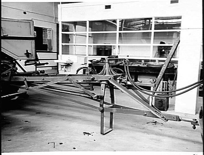 MOUNTING FOR HYDRAULIC CYLINDER FOR RAISING AND LOWERING FRONT ON A. L. HARVESTER: JAN 1954