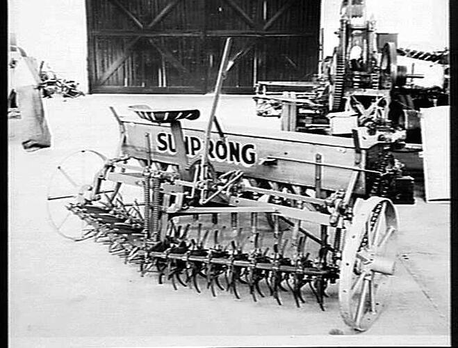 SUNPRONG FITTED WITH PRONG CLEANERS. AUG 1940