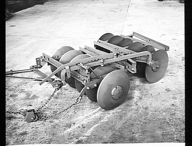 OFFSET DISC HARROW : MAY 1943