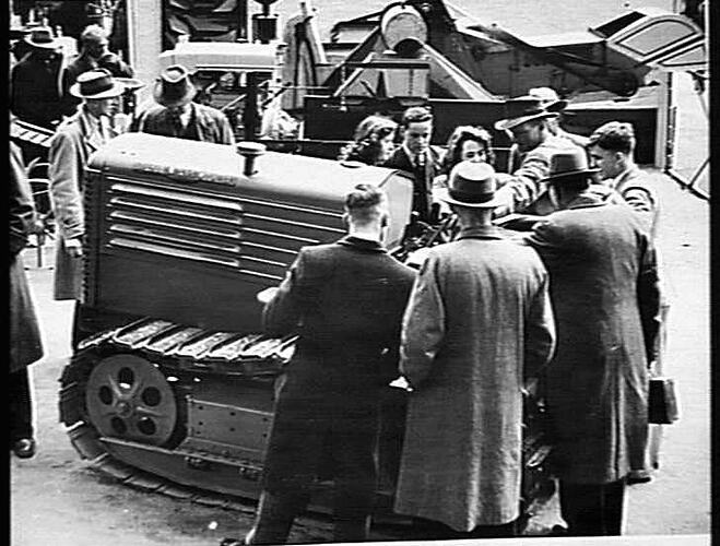 ROYAL SHOW MELBOURNE: FARMERS INTERESTED IN `CLETRAC': 26 SEPTEMBER, 1946
