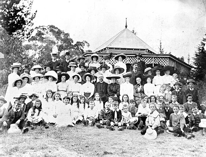 [Sunday School picnic at Creswick Lake, about 1910.]