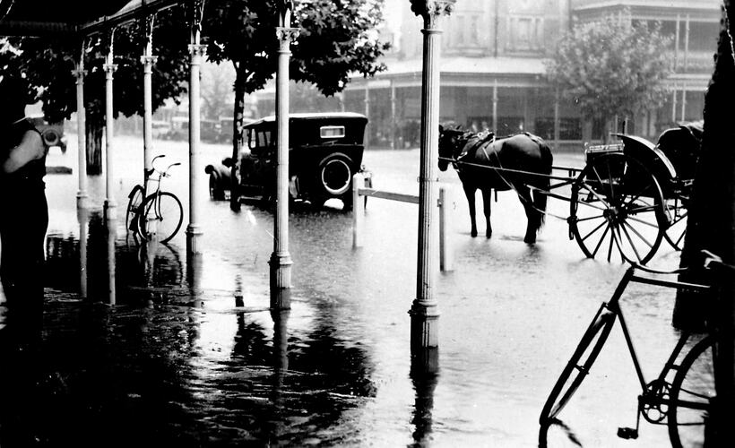 [Floods in Murphy Street, Wangaratta, 1920s.]